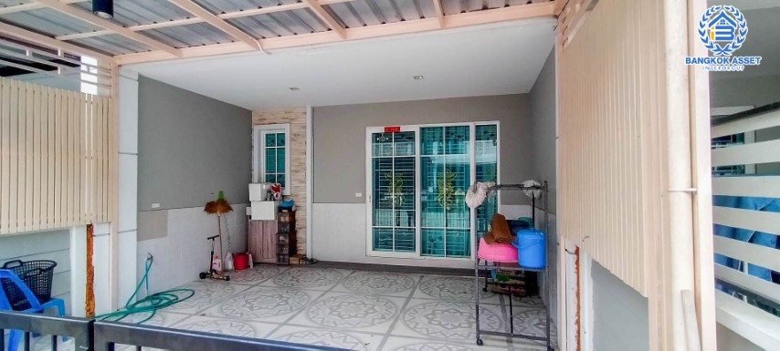 *****ทาวน์เฮ้าส์มือสอง ม.โกลเด้นทาวน์ รามอินทรา-วงแหวน เนื้อที่กว้าง 19 ตร.ว. ฟังก์ชั่นจัดเต็ม 4 ห้องนอน 3 ห้องน้ำ 2 ที่จอดรถ สภาพบ้านใหม่เอี่ยม ต่อเติมพร้อมเข้าอยู่ได้เลย บนทำศักยภาพ เชื่อมต่อถนนคู้บอน, ถนนกาญจนาภิเษก, ถนนสุขาภิบาล5 เดินทางสะดวกใกล้รถไฟฟ้าสายอนาคตสายสีชมพู และจุดขึ้นทางด่วน "รามอินทรา-อาจณรงค์" จองเลย!